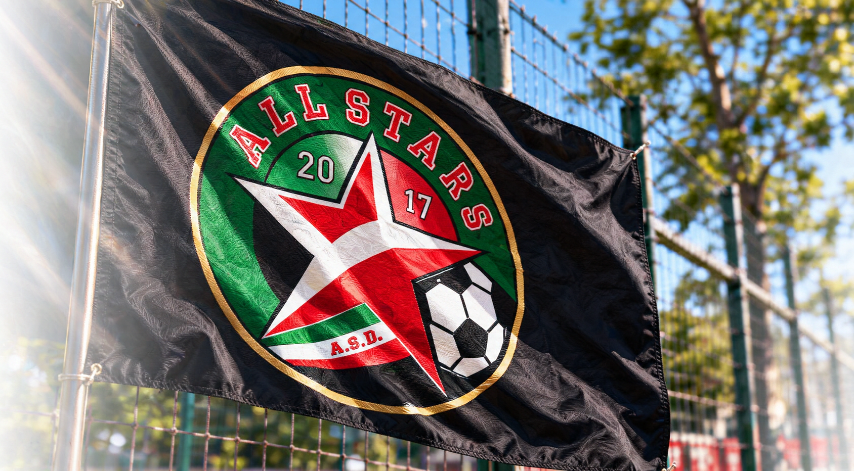 Bandiera All Stars 2017 al vento sul campo da calcio
