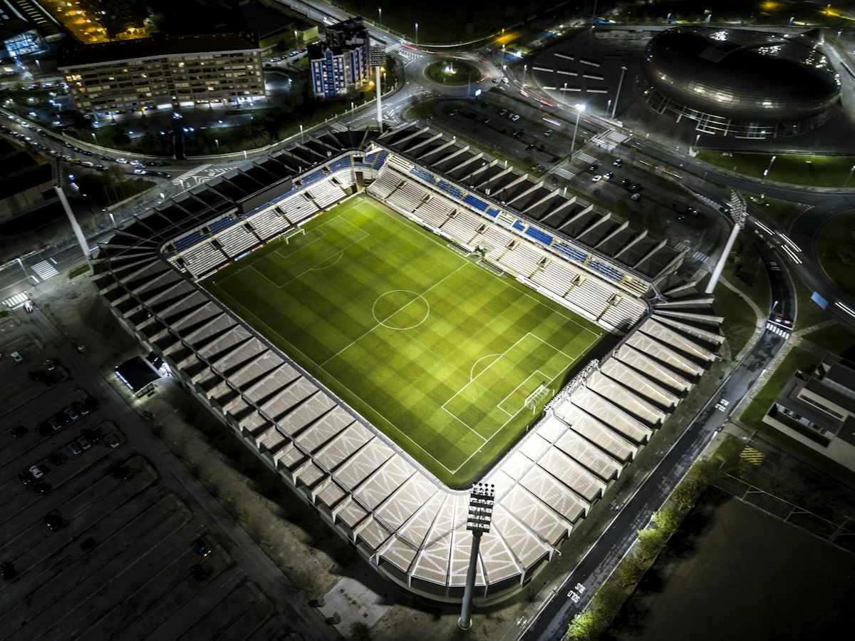 Vista aerea di un campo da calcio con tribune e linee di gioco