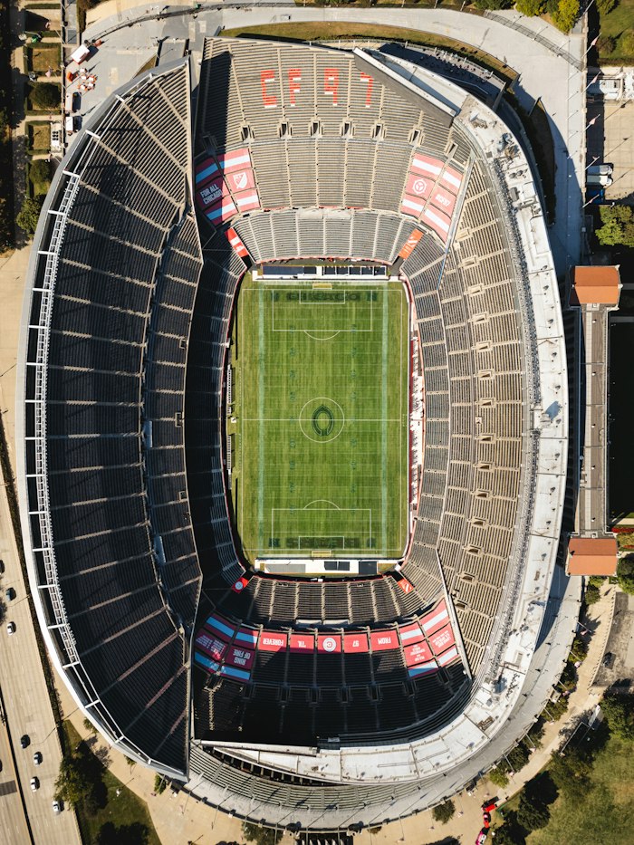 Campo da calcio al centro di uno stadio visto dall’alto
